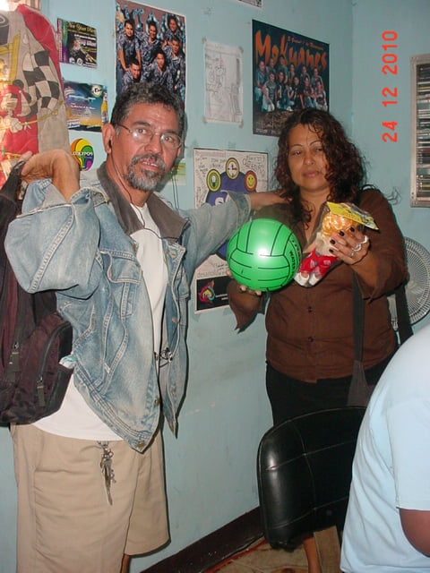 Otra trabajadora de radio recibiendo sus juguetes